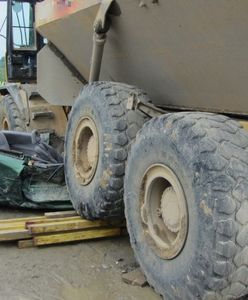 Tragedia na budowie. Maszyna zmiażdżyła auto, nie żyje kobieta