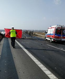 Świecie: ciężarówka spadła z wiaduktu na drogę i stanęła w płomieniach. 1 osoba nie żyje, dwie są ranne