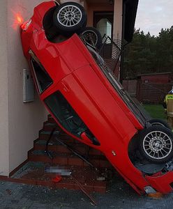 Samochód zawisł nad schodami do domu. Niezwykłe zdarzenie w Chałupach