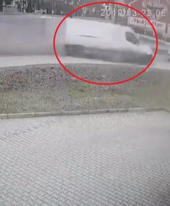 Auto przejechało przez rondo i uderzyło pieszego. 15-latek w szpitalu