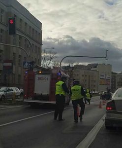 Warszawa. Wypadek z udziałem trzech aut na Ochocie. Samochód znalazł się na słupie