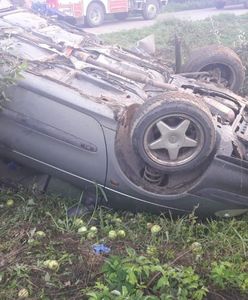 Pijany mężczyzna wiózł troje dzieci. Nie przypiął ich pasami i spowodował wypadek