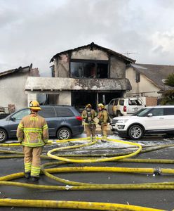 USA: samolot rozpadł się w powietrzu i spadł na osiedle domów w Kalifornii. Są ofiary śmiertelne i ranni