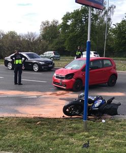 Mokotów. Zderzyły się dwa auta i motocykl. Ranny maturzysta