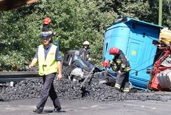 Ciężarówka z węglem runęła na samochód osobowy. Kierowca nie żyje