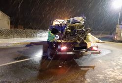 Tragiczny wypadek pod Mszczonowem. Nie żyje 36-letni ksiądz, ciężarówka zmiażdżyła jego samochód