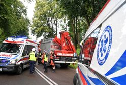 Lubin. Ciężarówka wbiła się w drzewo. Jedna osoba nie żyje, trzy są ranne