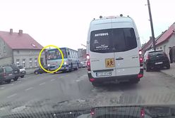 Kobieta wypadła z autobusu. Wszystko nagrała kamera w samochodzie