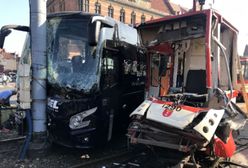 Gdańsk. Zderzenie autobusu z tramwajem. 12 rannych w wypadku przed Bramą Wyżynną. Zobacz nagranie