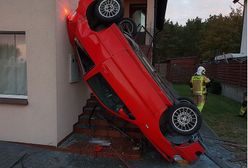 Samochód zawisł nad schodami do domu. Niezwykłe zdarzenie w Chałupach