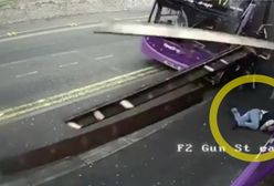 Autobus z impetem wjechał w przechodnia. Odrzut był tak silny, że mężczyzna przeleciał kilka metrów