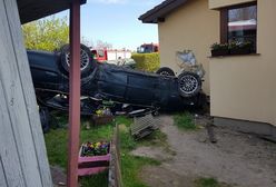 BMW zatrzymało się na ścianie domu