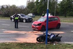 Mokotów. Zderzyły się dwa auta i motocykl. Ranny maturzysta