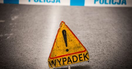 Dachował i wylądował w rowie. Wypadek samochodu z żołnierzami