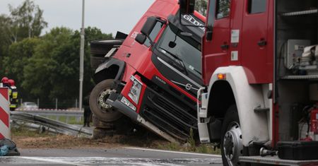 Podkarpacie: wypadek na A4. Pijany kierowca ciężarówki zjechał z drogi