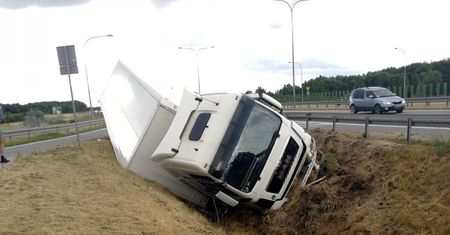 Tir w rowie na A2. W środku kierowca z 3 promilami