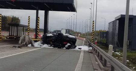 BMW uderzyło w nieczynny punkt poboru opłat na S8. Licznik zatrzymał się na 200 km/h