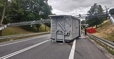 Ciężarówka przewróciła bramkę na trasie. Ruch wstrzymany