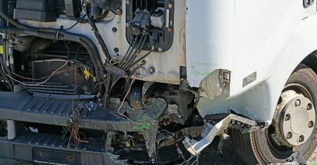 Ciężarówka zderzyła się z autobusem i osobówką