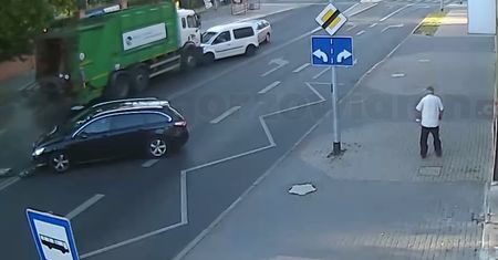 Śmieciarka staranowała cztery auta. Kierowcy nie było w kabinie