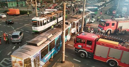 Szczecin: czołowe zderzenie tramwaju i autobusu. 11 osób rannych