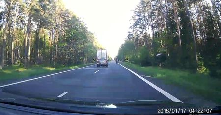 Sytuacja mogła zakończyć się śmiercią motocyklisty. Wszystko przez nieodpowiedzialnego kierowcę opla