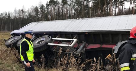 Słostowice. Poważny wypadek na DK 1. Ciężarówka wpadła do rowu