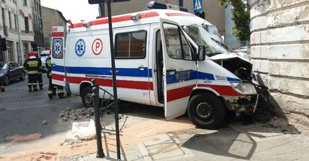 Wypadek karetki w Łodzi. Są ranni, kierowca nie powinien jechać na sygnale
