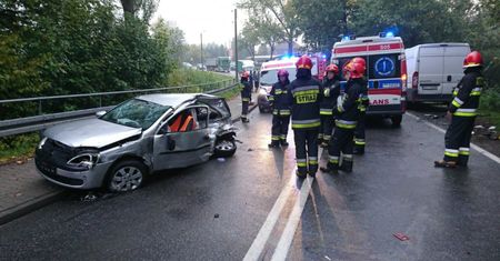 Bielska-Biała: 18-letni kierowca walczy o życie. Zderzył się czołowo z autem dostawczym
