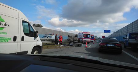 Wielki korek na autostradzie A2. Po dachowaniu auto zablokowało lewy pas