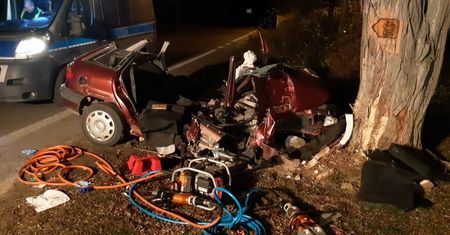 Opel uderzył w drzewo. Dwie osoby nie żyją, cztery są ranne
