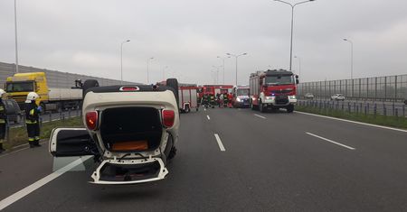 Wypadek na S2. Auto dachowało, blokada dwóch pasów