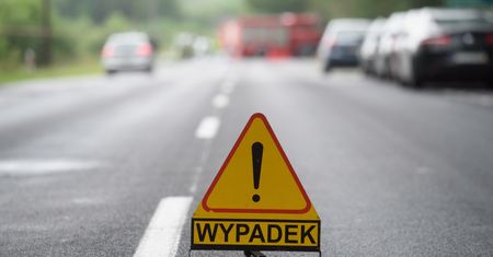 Łódzkie: Zderzenie samochodu z autobusem. Są ranni