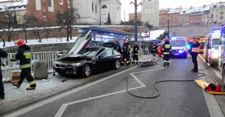 BMW wjechało w przystanek w Warszawie. Są ranni