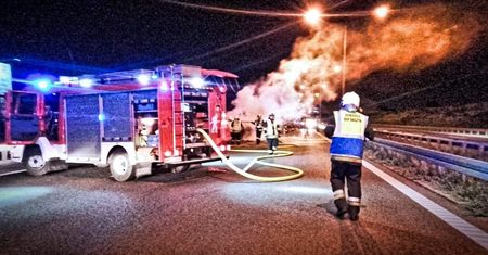 Wjechał w ciężarówkę. Jego auto doszczętnie spłonęło [ZDJĘCIA]