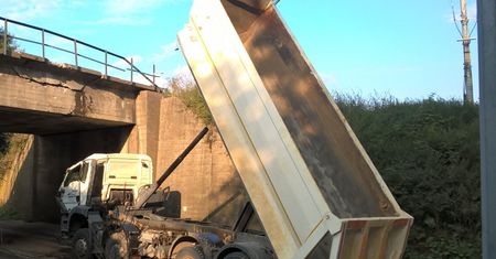 Tir wbił się w wiadukt w Piotrowicach. "Zapomniał albo czyścił"