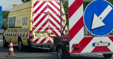 Kierowca spłonął na A4. Jego audi uderzyło w busa