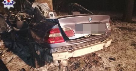 Zjechał na przeciwległy pas i uderzył w drzewo. Kierowca BMW nie przeżył