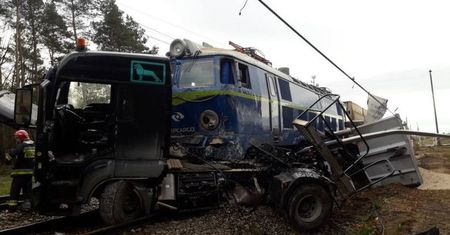 Wypadek na przejeździe kolejowym. Lokomotywa pchała ciężarówkę