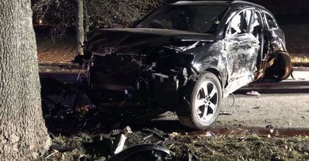 Audi rozbite na drzewie pod Poznaniem. Apel policji