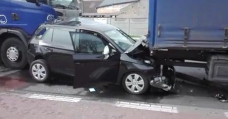 Wielkopolska. Mała skoda zgnieciona między ciężarówkami