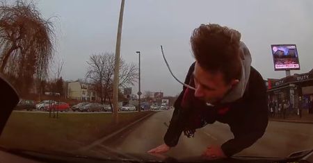 Samochód z impetem wjechał w pieszego. Kierowca nagrał całe zdarzenie