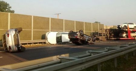 Widów: wypadek na S7. Z lawety spadły mercedesy