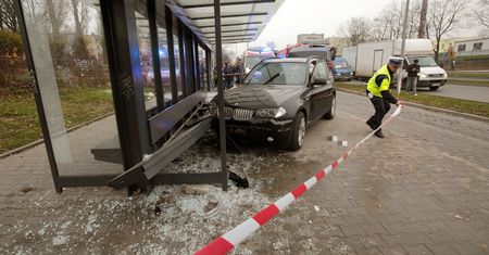 Pijany wjechał w przystanek. Jedna osoba nie żyje
