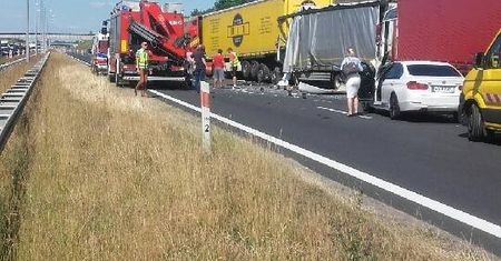 Poznań: wypadek na A2. Zderzenie 4 tirów i 2 aut osobowych