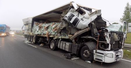Wypadek na DK1 w Markowicach. Zderzyły się dwie ciężarówki