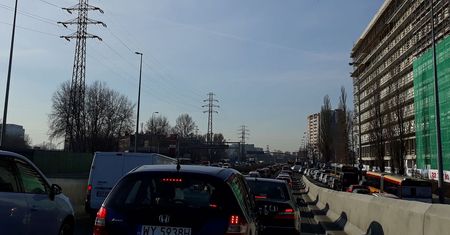 Gigantyczne korki w Warszawie. Stoi Trasa Toruńska, wypadek w al. Prymasa Tysiąclecia