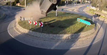 Wypadek w Rąbieniu. Na rondzie jak z katapulty. Wylądował kilkadziesiąt metrów dalej na terenie kościoła [WIDEO]