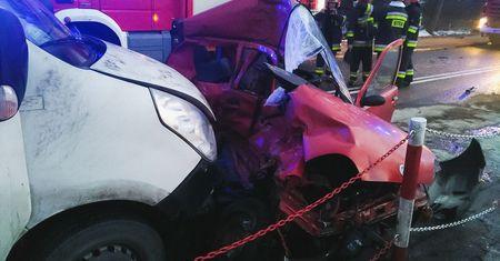 Najpierw czołówka z tirem, potem uderzył bus. Kierowca seicento bez szans