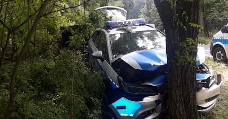 Wypadek podczas policyjnego pościgu. Radiowóz wylądował na drzewie